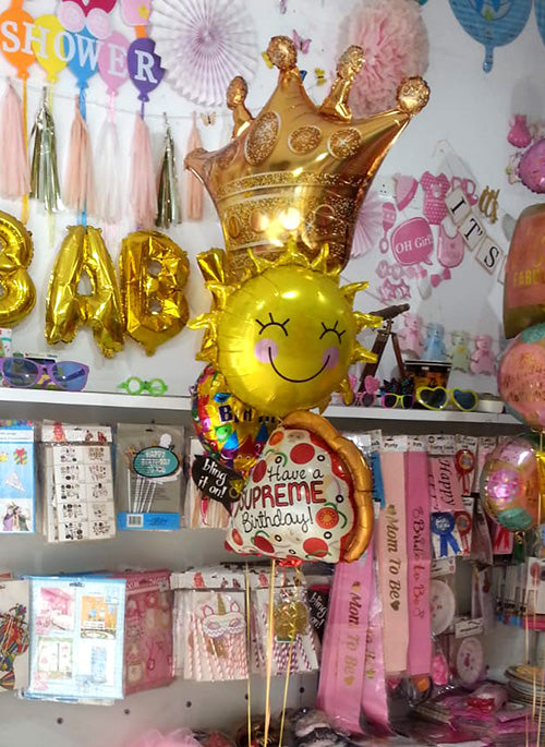 Crown Pizza Sunflower Balloons Bouquet Helium Inflated shown in a styling reference for royal-themed birthdays and celebrations, with extra decorations separate from this listing.
